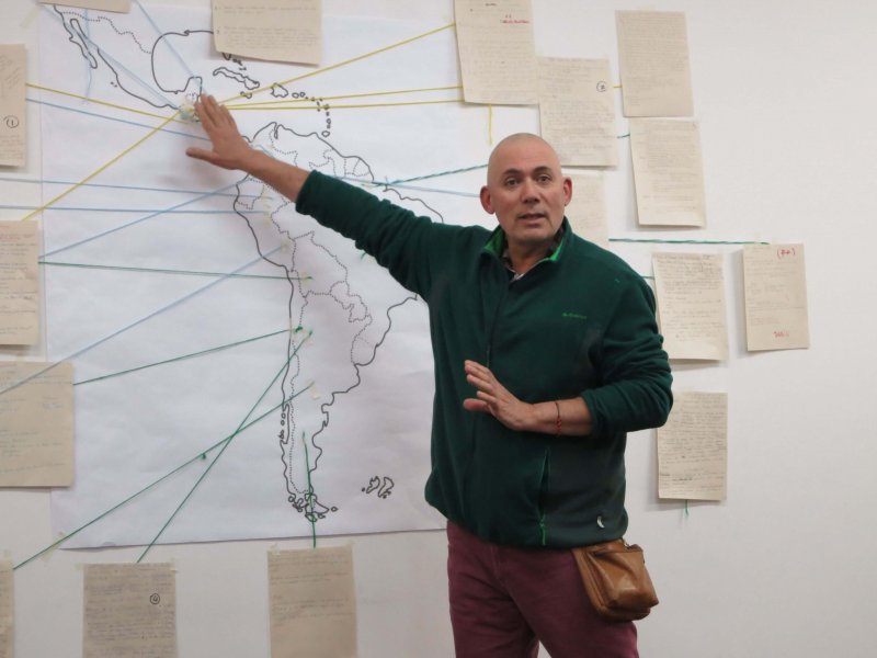 Kolumbien ALLGEMEIN Bei einem Treffen mit Iglesias y Mineria, einer Partnerorganisation der Fastenaktion in Kolumbien, erklärt ein Mitarbeiter, wo in Lateinamerika es überall Konflikte rund um Minen gibt. (Bild: Doro Winkler/ Fastenaktion)