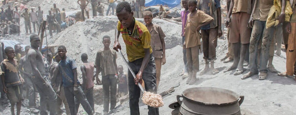 Burkina Faso, 
Gewinner und Verlierer bei den Rohstoffen. Die Schweizerinnen und Schweizer konsumieren Bodenschätze aus aller Welt: in unseren Handys, aber auch in unseren Zügen, Häusern oder Kinderwagen stecken Rohstoffe wie Kupfer, Gold, Aluminium oder Sand, die in aller Welt abgebaut werden. Doch welche Auswirkungen der Rohstoffabbau hat, darüber erfahren wir hier nur sehr wenig.