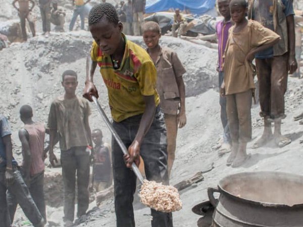 Burkina Faso, 
Gewinner und Verlierer bei den Rohstoffen. Die Schweizerinnen und Schweizer konsumieren Bodenschätze aus aller Welt: in unseren Handys, aber auch in unseren Zügen, Häusern oder Kinderwagen stecken Rohstoffe wie Kupfer, Gold, Aluminium oder Sand, die in aller Welt abgebaut werden. Doch welche Auswirkungen der Rohstoffabbau hat, darüber erfahren wir hier nur sehr wenig.