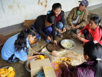 Im Projekt von ACD lernen die Frauen in Kochkursen, wie wichtig Vitamine sind.
