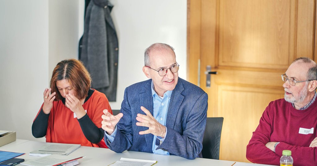 Urs Brosi, Generalsekretär der RKZ, im Gespräch mit Workshopteilnehmenden.