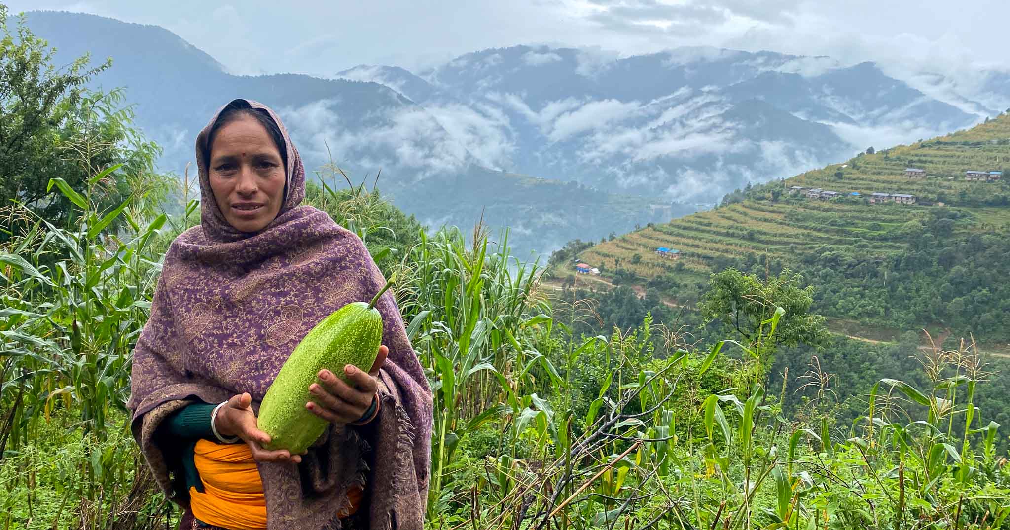 Eine nepalesische Bäuerin zeigt ihren agrarökologischen Garten.