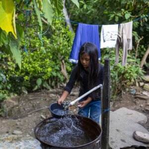 Ein Guatemalteke holt Wasser aus einer geschützten Wasserquelle - Wasser in Guatemala sichern